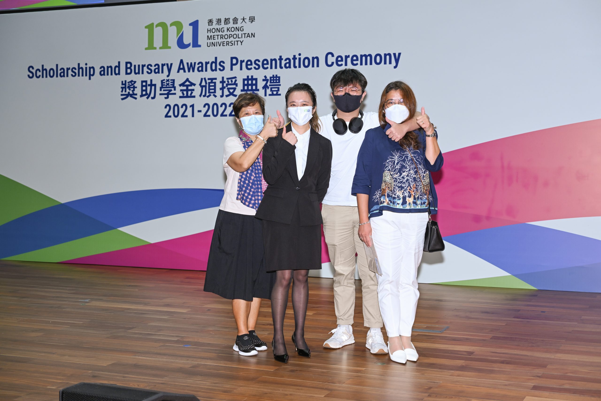 典礼後，得奖学生与亲友合照留念，分享获奖的喜悦。