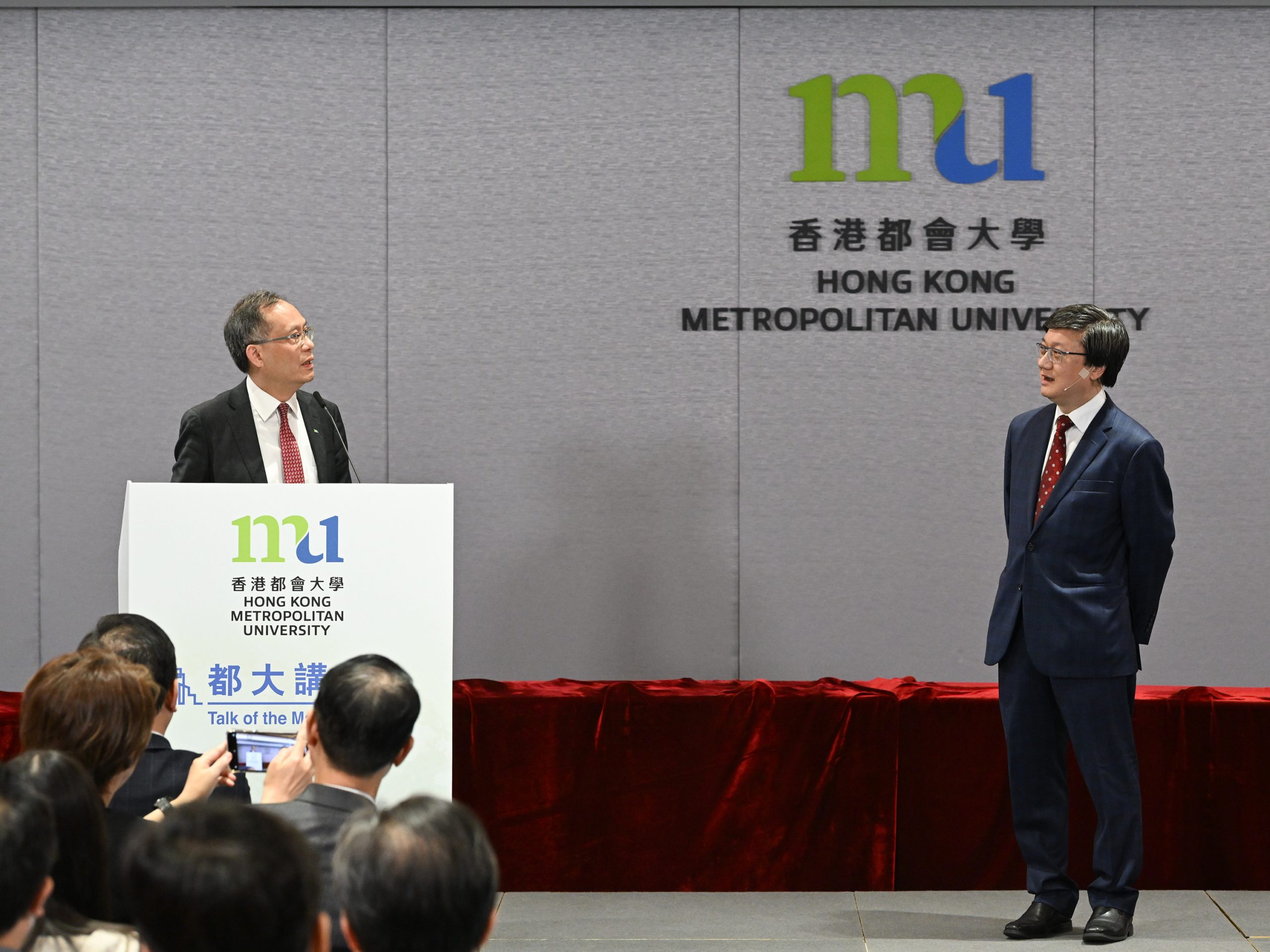 Participants raise questions enthusiastically during the Q&A session, hosted by HKMU President Prof. Paul Lam Kwan-sing (left).