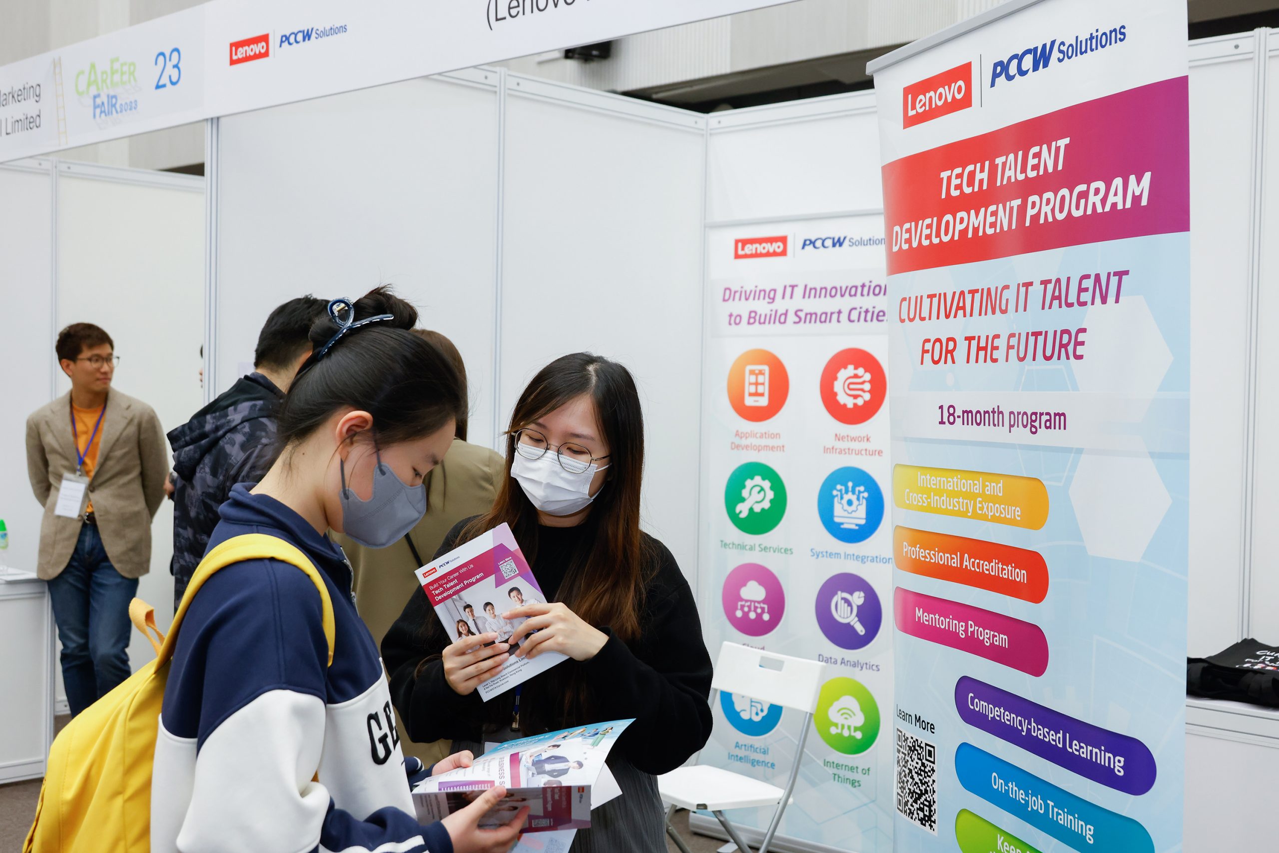 學生把握機會與企業代表交流，為職業生涯規劃作好準備。