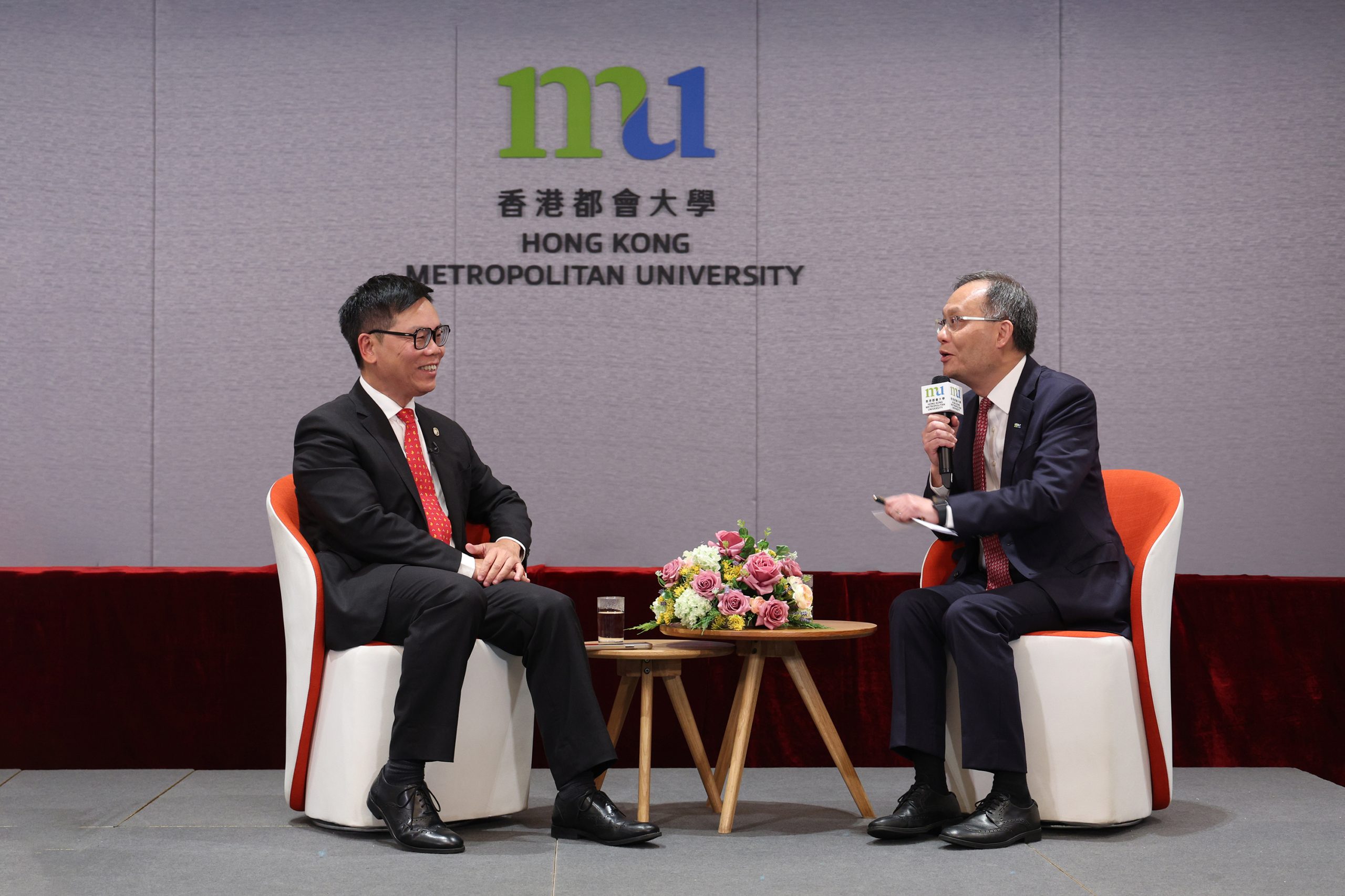 参加者踊跃参与由都大校长林群声教授（右）主持的答问环节。