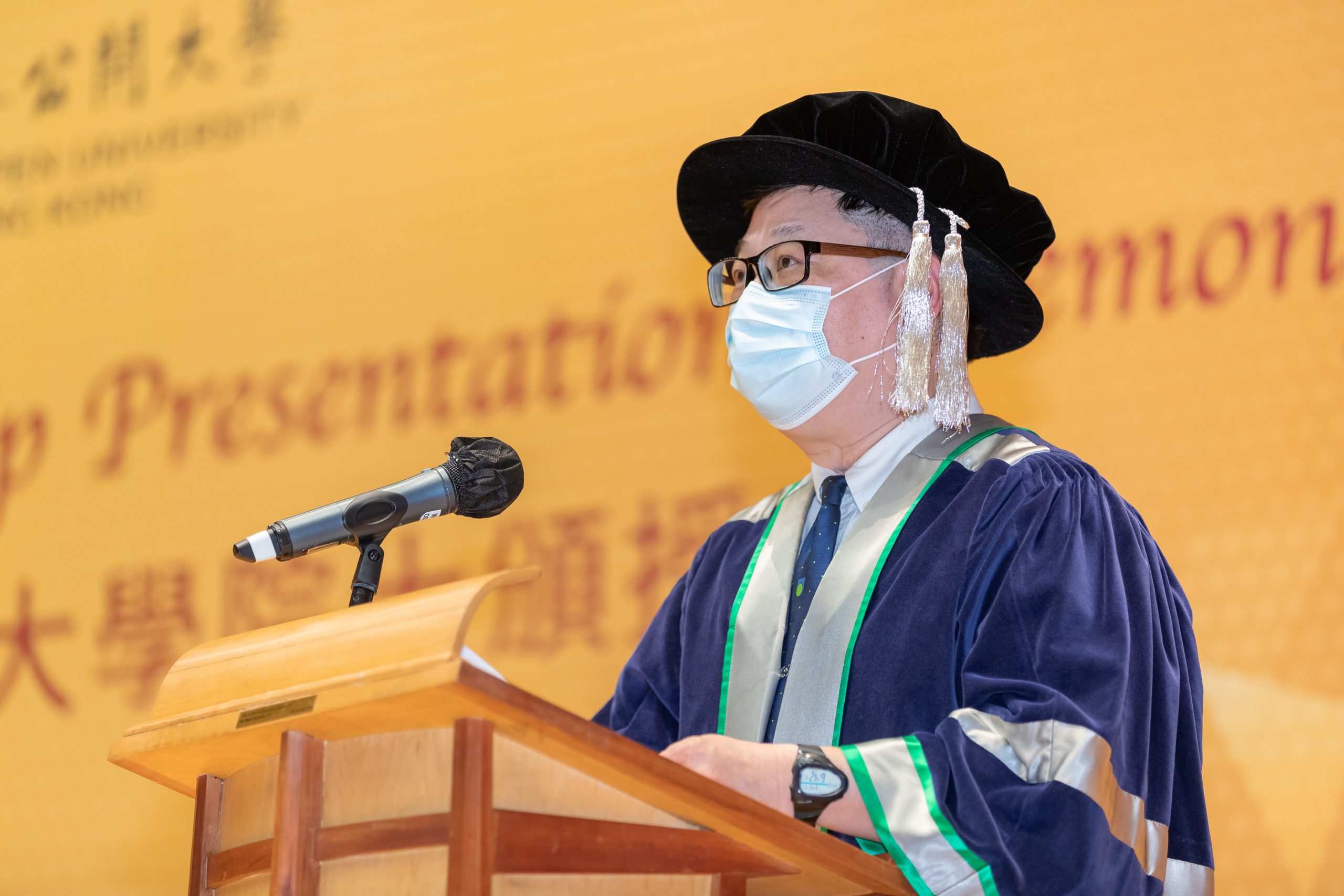 Acting President Prof. Reggie Kwan Ching-ping thanks the three recipients sincerely for walking hand in hand with the University all along.