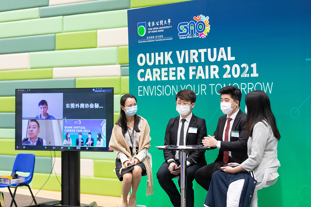 公大学生在研讨会中担任主持，与讲者进行对话。