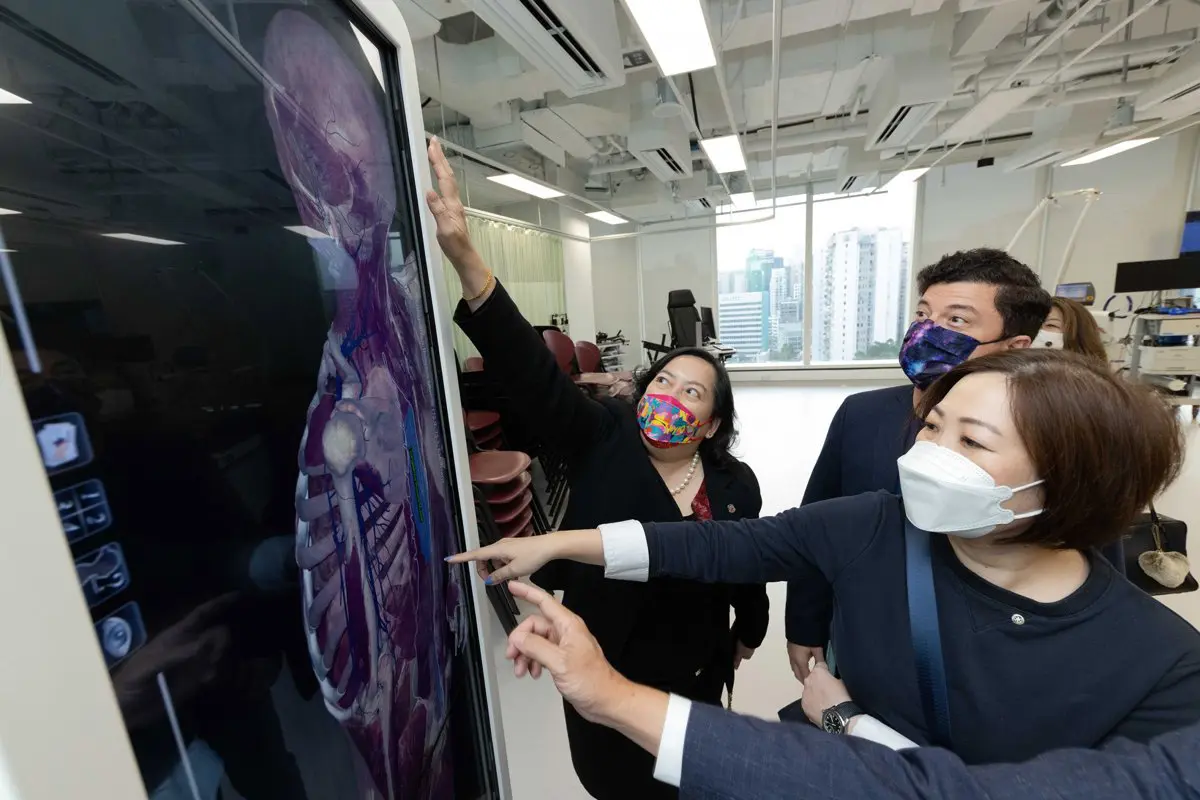 灣仔扶輪社到訪香港都會大學