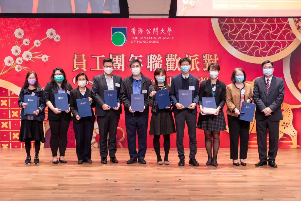 於員工團年聯歡派對中表揚教職人員的貢獻及成就