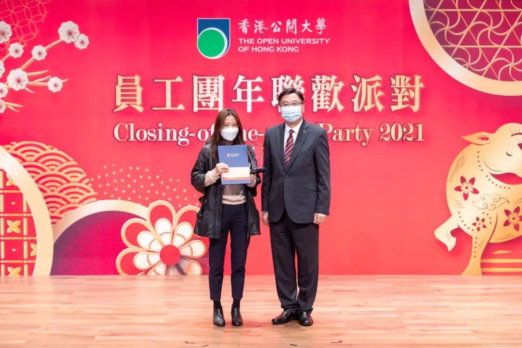 于员工团年联欢派对中表扬教职人员的贡献及成就