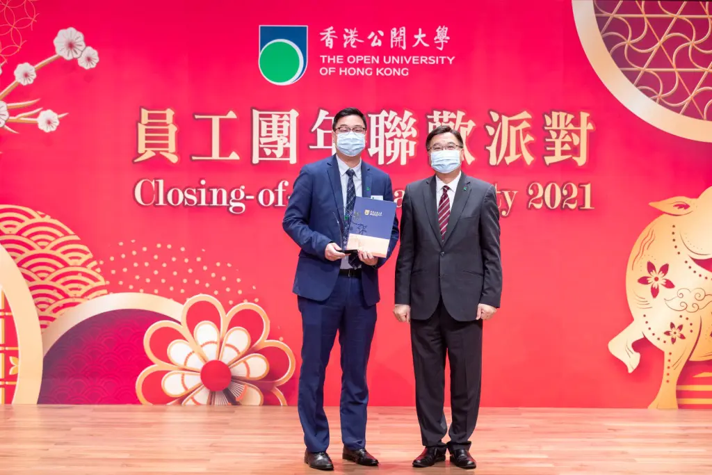 於員工團年聯歡派對中表揚教職人員的貢獻及成就