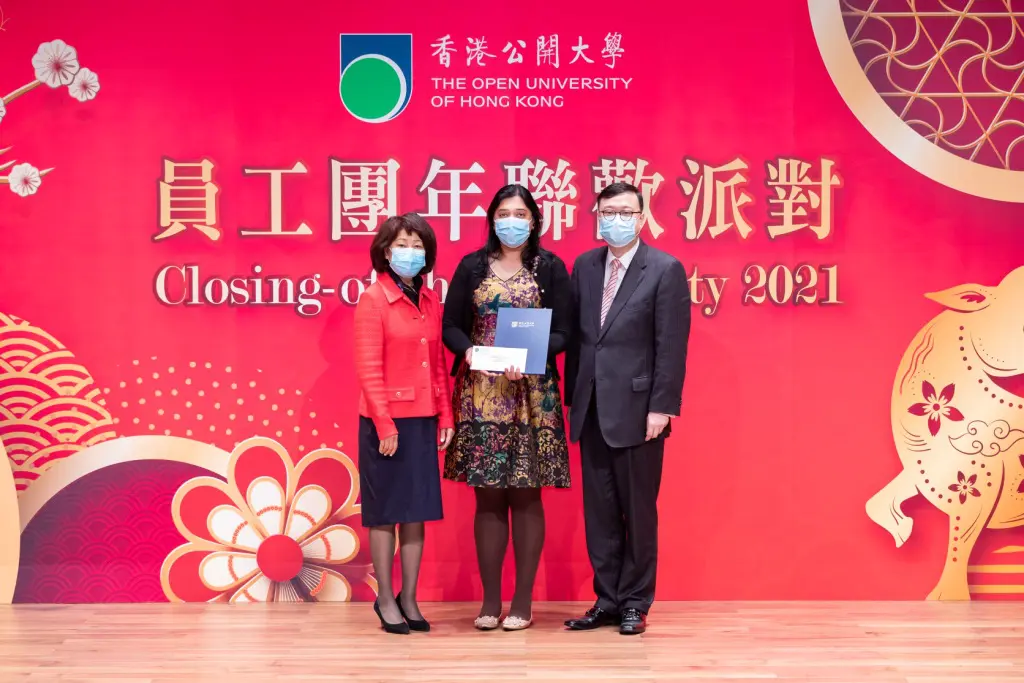 於員工團年聯歡派對中表揚教職人員的貢獻及成就