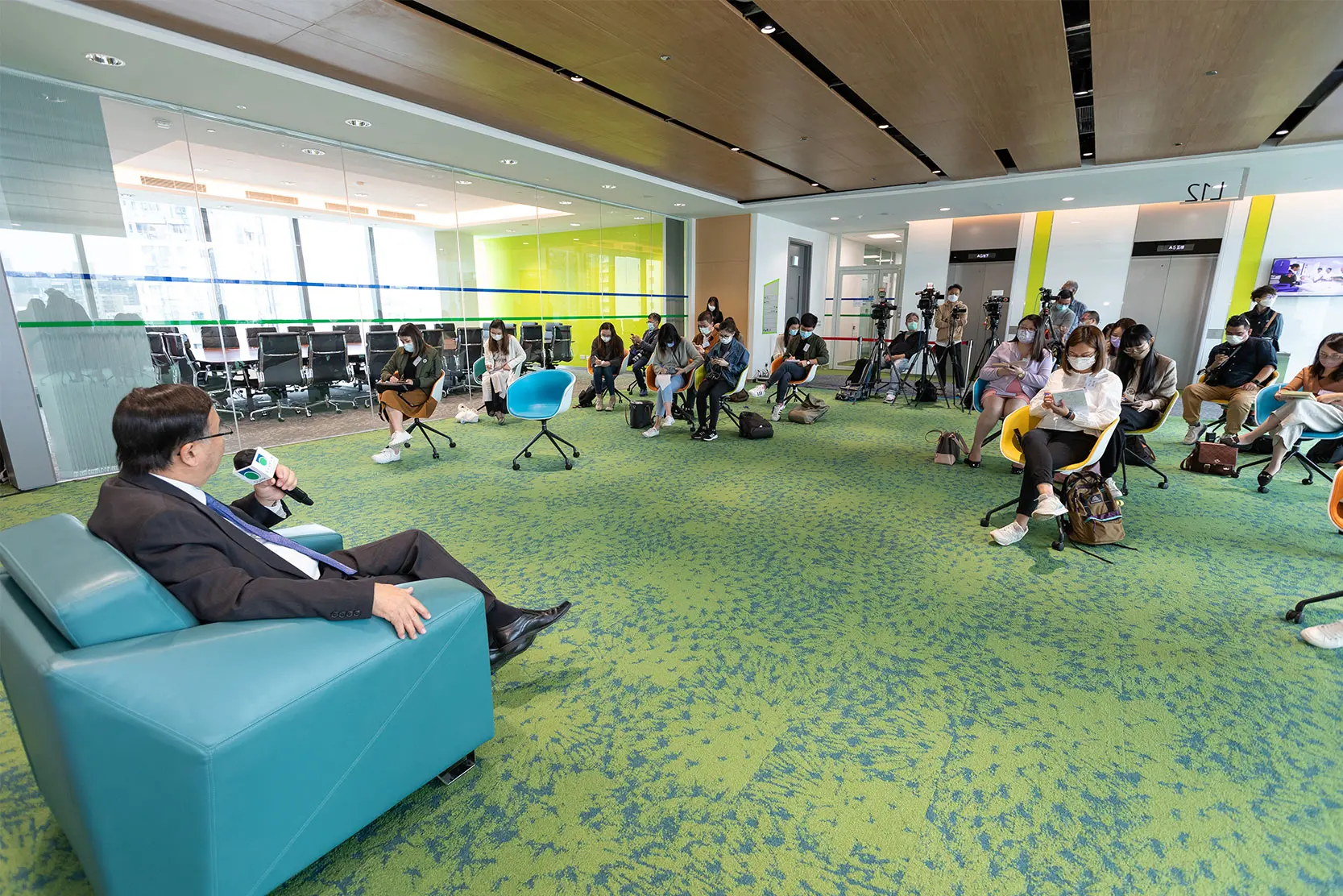 Retiring President Prof. Yuk-Shan Wong shares his memorable moments with the media
