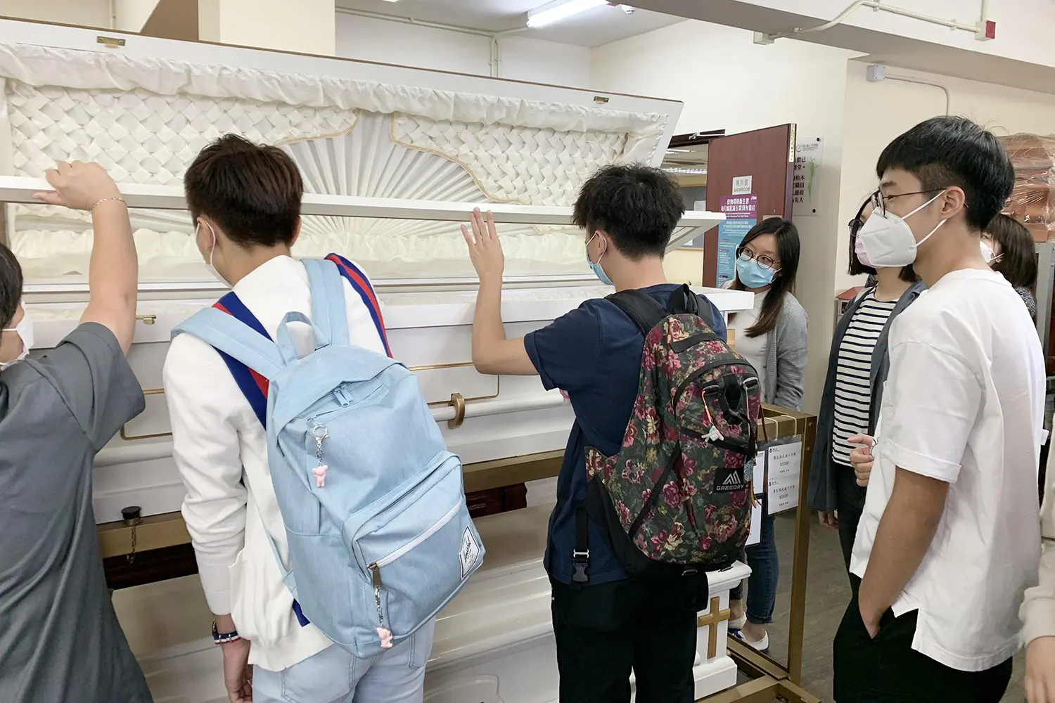HKMU students help elderly fulfill their dreams
