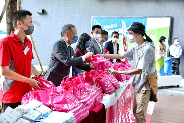 HKMU partners with Hong Kong United Youth Association to distribute anti-pandemic packages