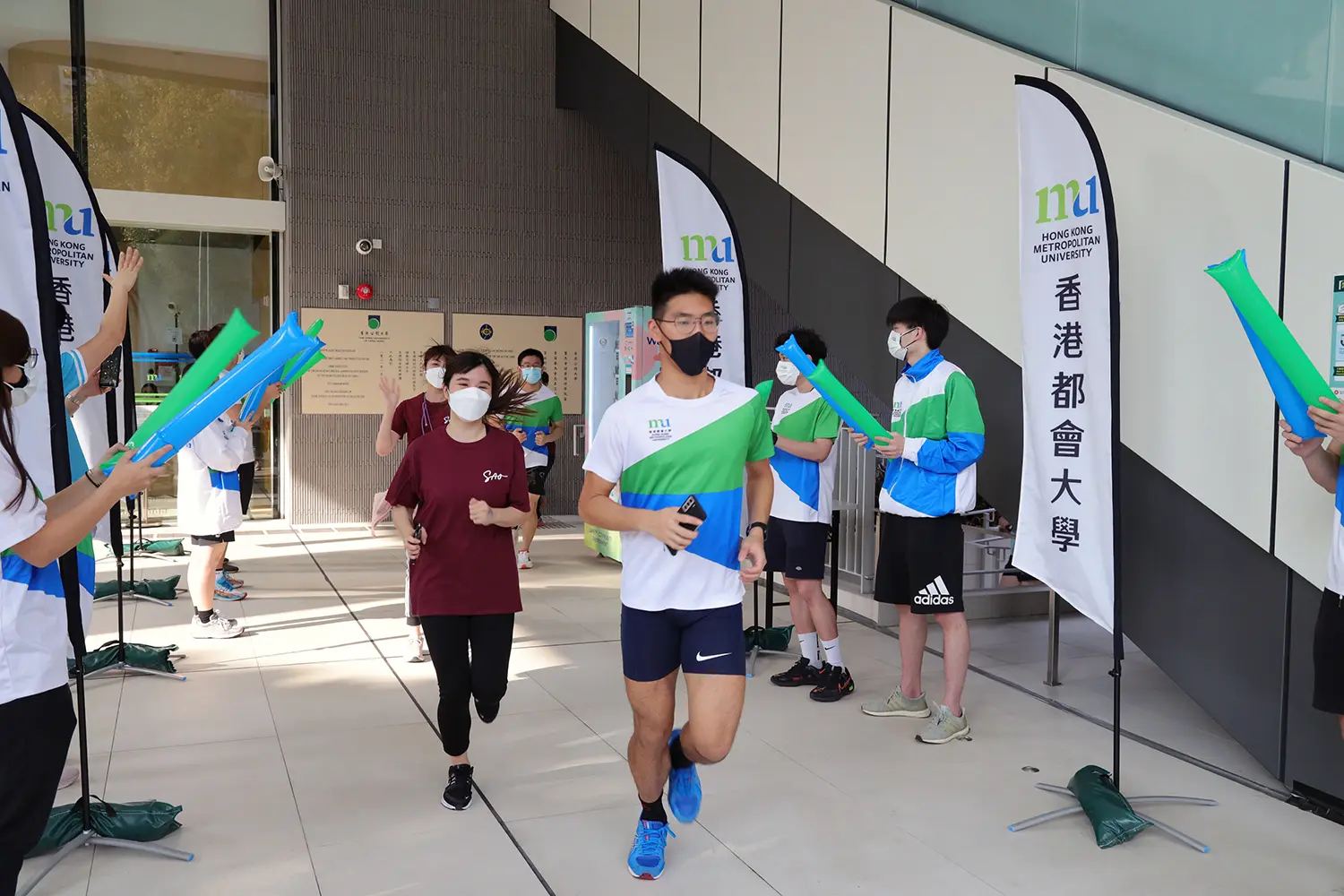 都大师生「环校跑」 健康生活由此起