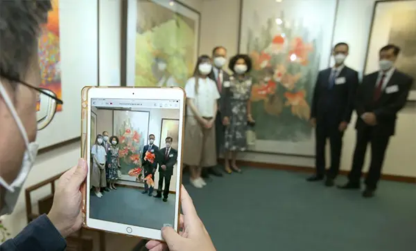 创意艺术学生在《全球水墨画大展》将传统水墨画与现代技术相结合