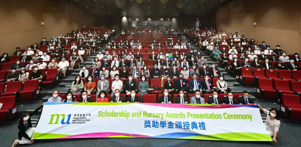 都會大學頒發逾千四萬港元奬助學金勉勵學生