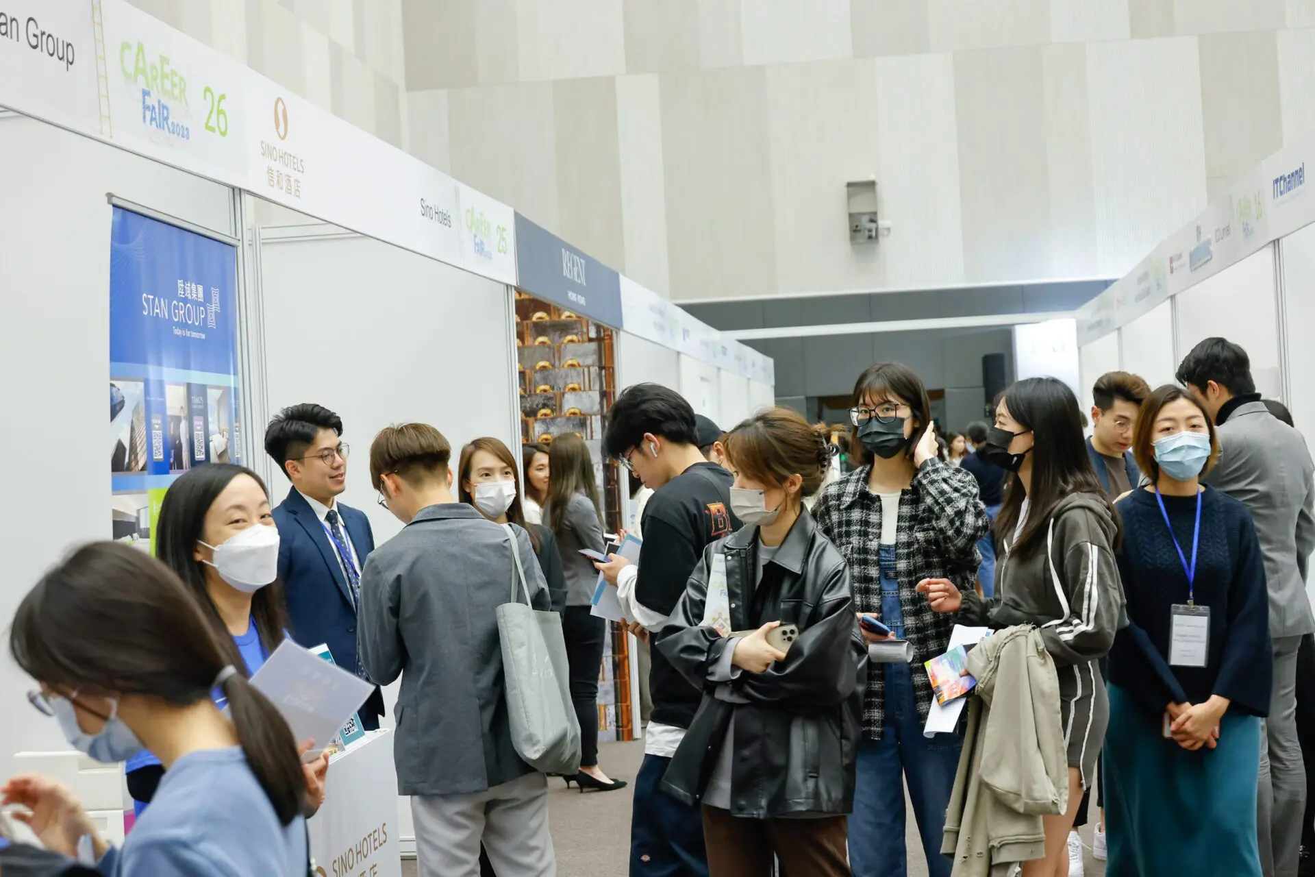 HKMU hosts its first post-epidemic large-scale physical job fair with over 100 companies offering more than 2,000 jobs