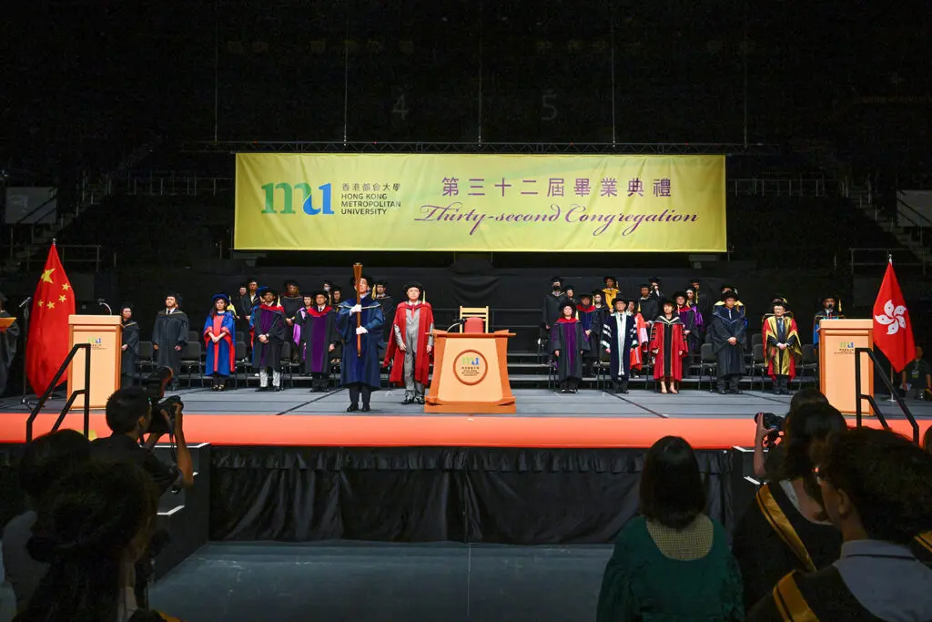 都大举行第三十二届夏季毕业典礼　校长寄语拥抱人工智能革命创无限可能