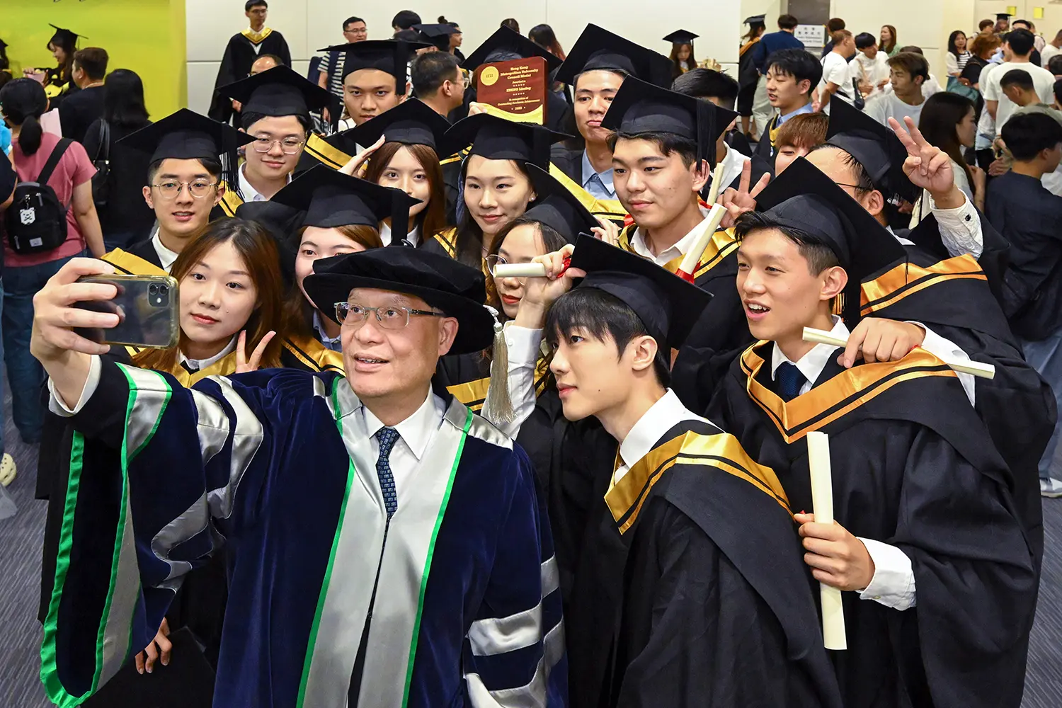 都大举行第三十二届夏季毕业典礼　校长寄语拥抱人工智能革命创无限可能