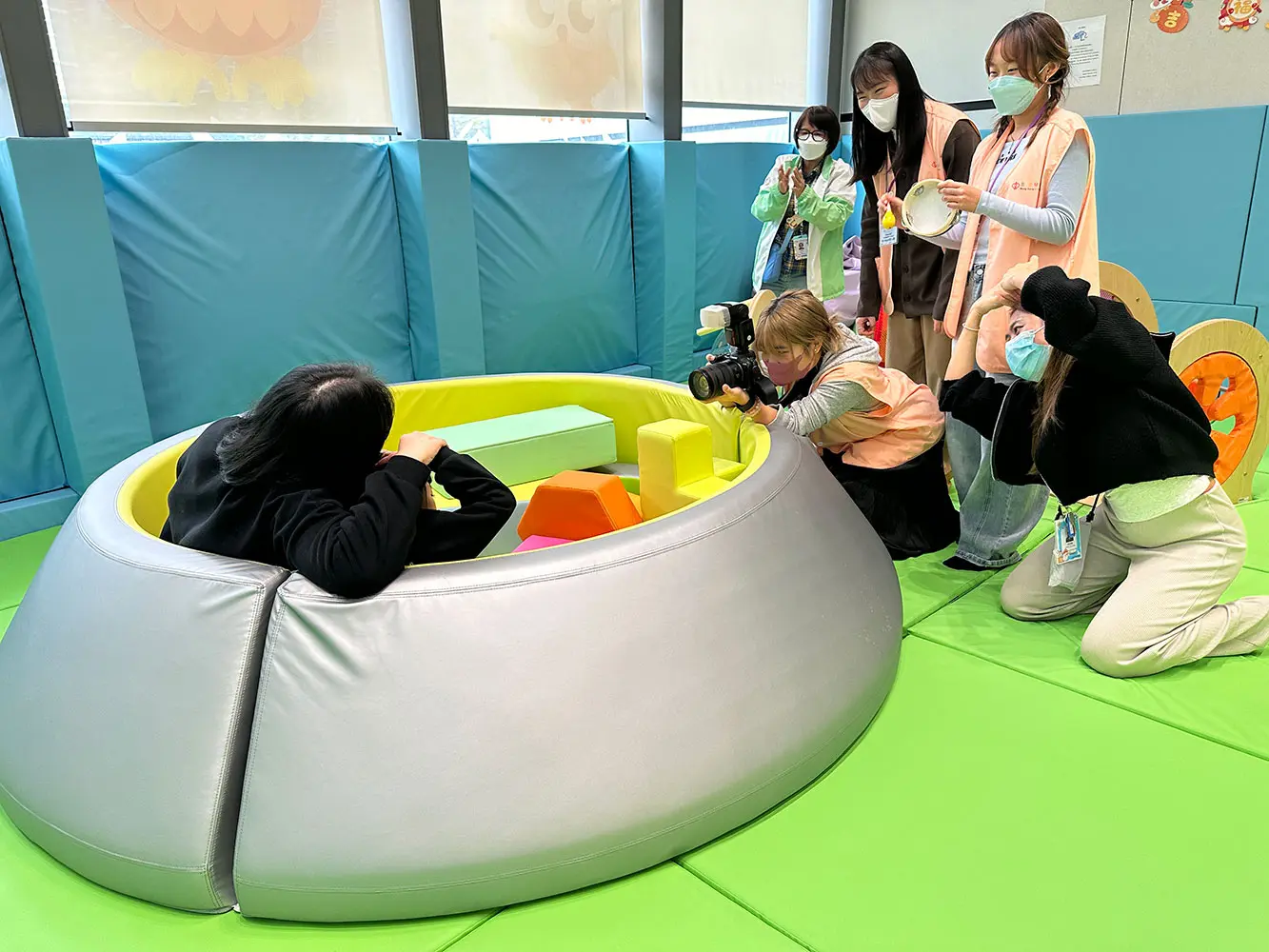 HKMU students capture heartwarming photos for child patients,  embracing life education