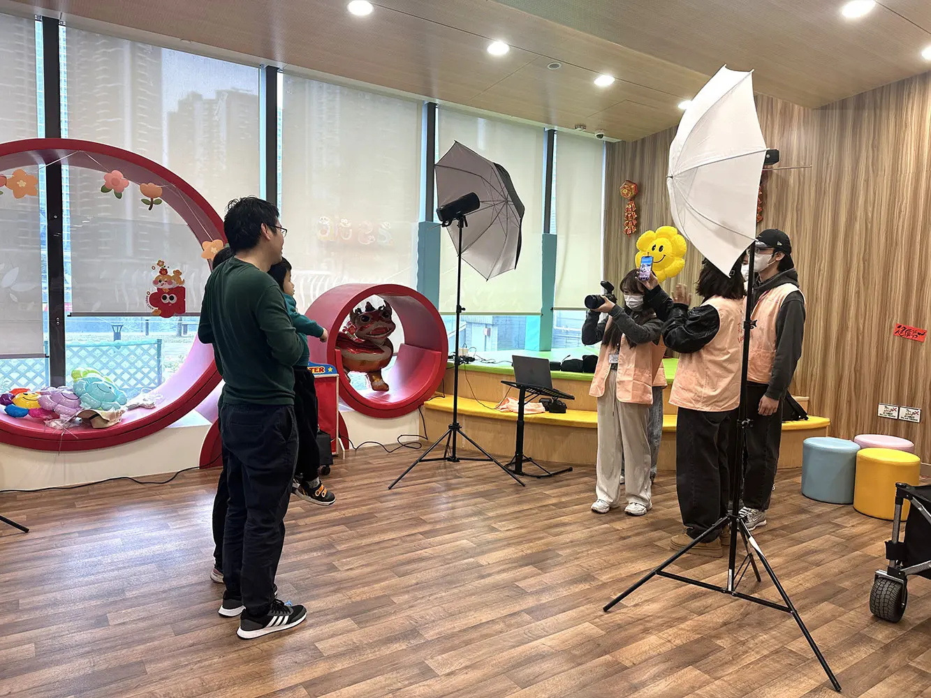 HKMU students capture heartwarming photos for child patients,  embracing life education