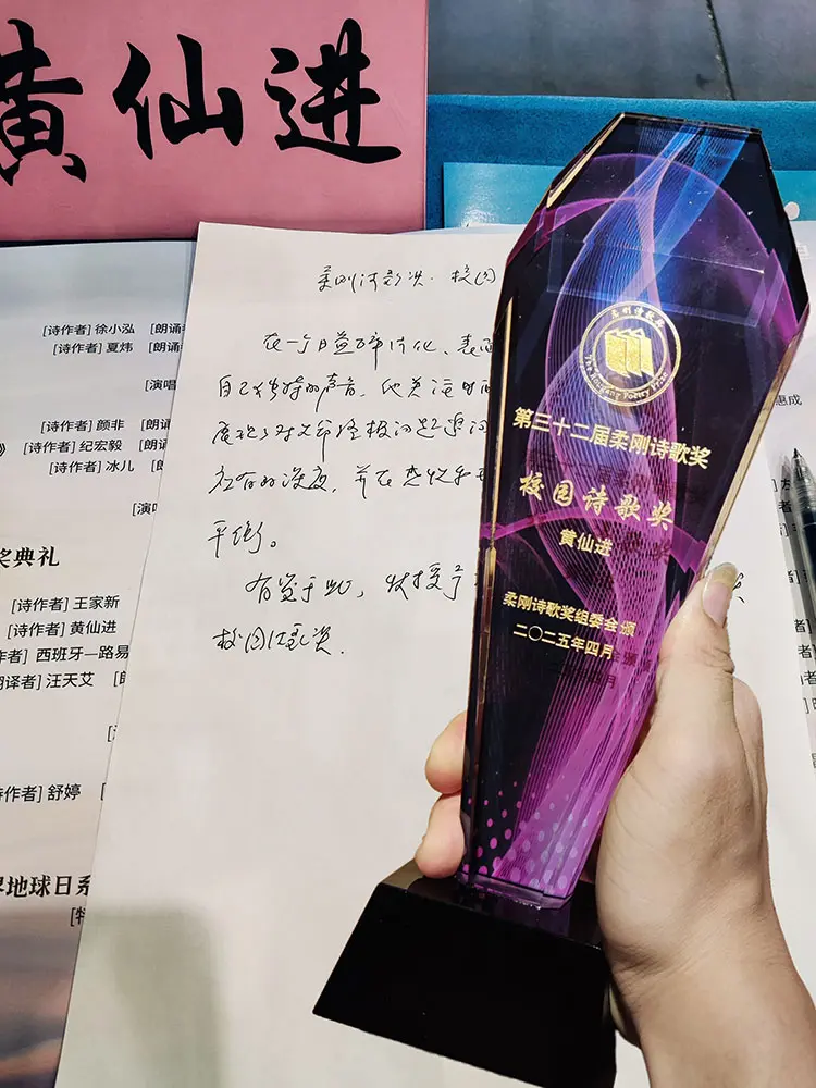 創意寫作碩士生綻放異彩　屢獲殊榮