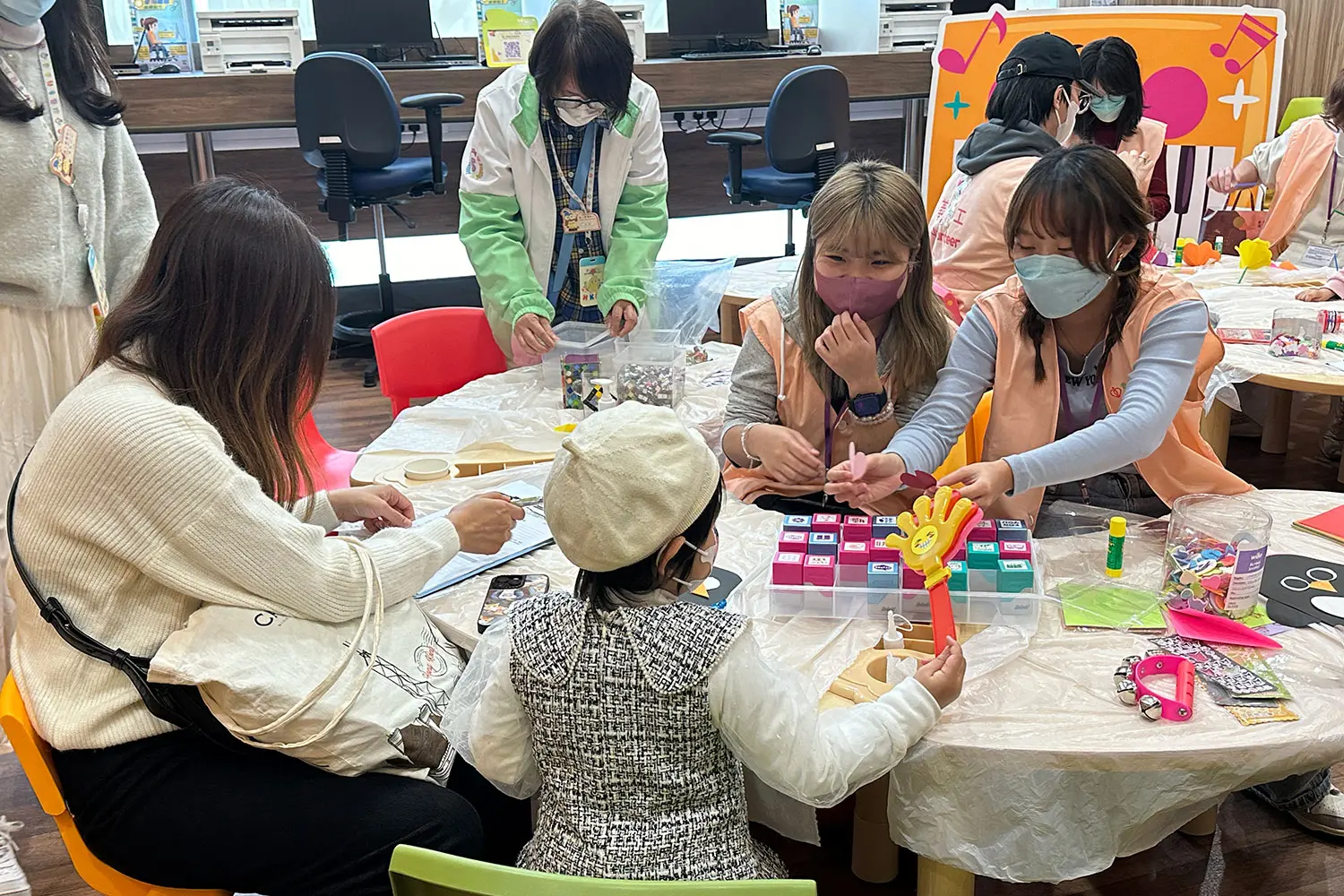 HKMU students capture heartwarming photos for child patients,  embracing life education