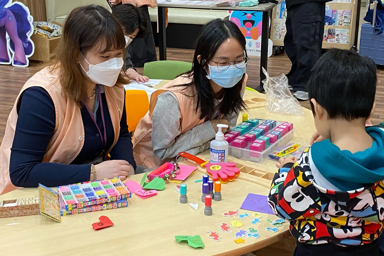 HKMU students capture heartwarming photos for child patients,  embracing life education