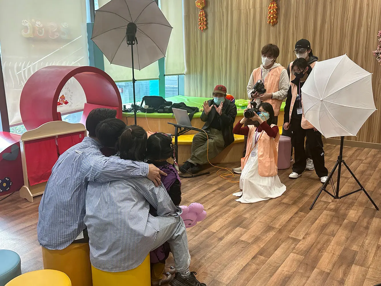 HKMU students capture heartwarming photos for child patients,  embracing life education