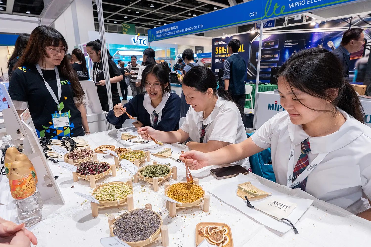 HKMU participates in Learning & Teaching Expo 2025, showcasing its achievements in promoting AI and educational technology