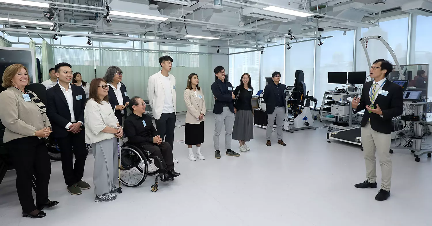 香港残奥会代表及残疾运动员参观都大的物理治疗教研室。