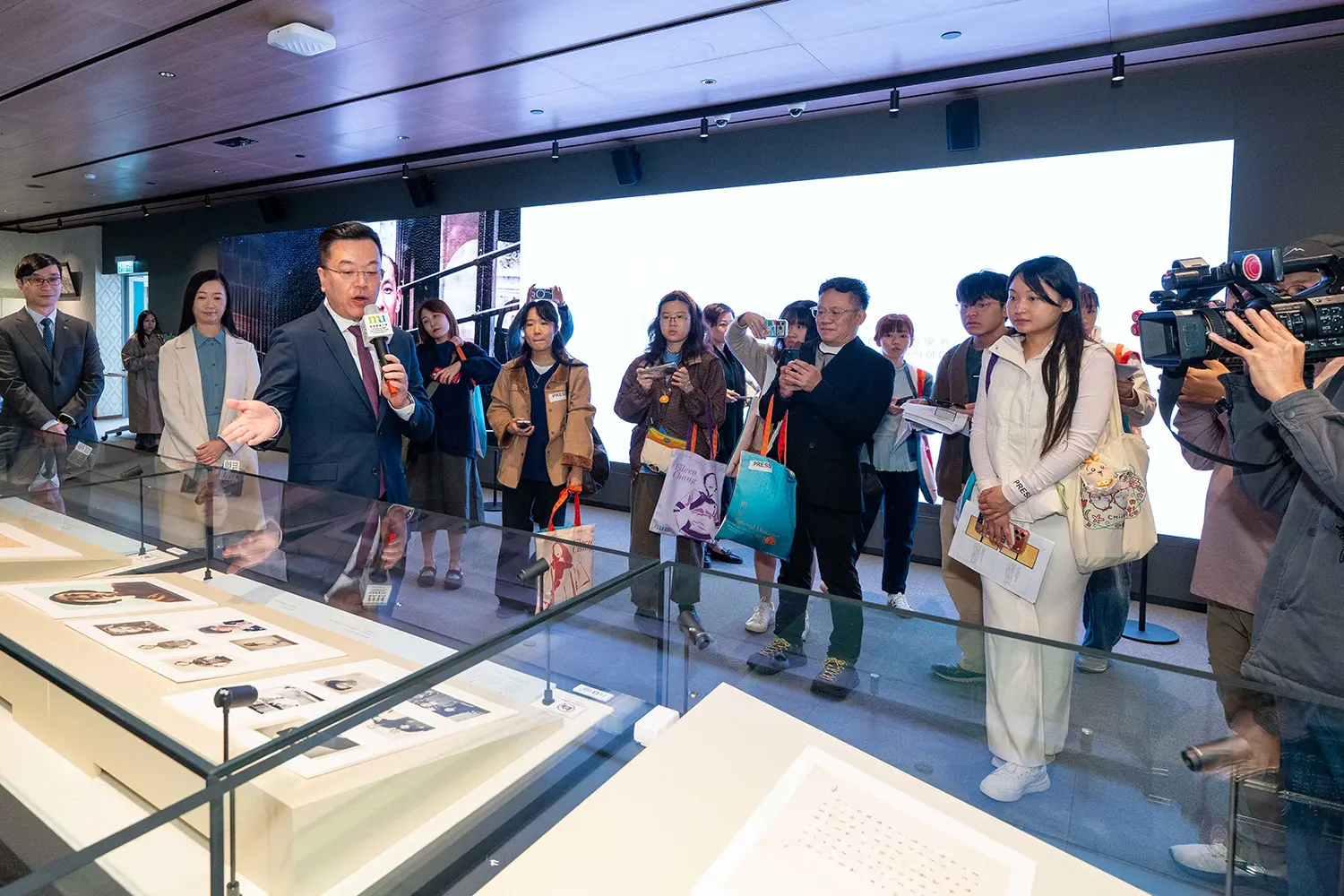 HKMU launches the Museum of Modern Chinese Literature & the “Beyond Distance: Half a Lifelong Friendship of Eileen Chang, Stephen Soong, and Mae Fong Soong” Exhibition — A new chapter in literary heritage with free public guided tours by appointment